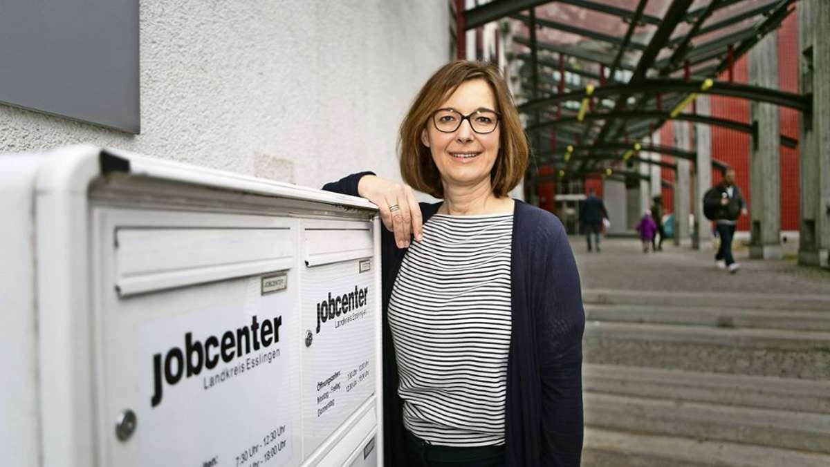  Nachdem sie jahrelang zurückgegangen war, steigt die Langzeitarbeitslosigkeit im Kreis Esslingen wieder stark. Dennoch macht Jobcenter-Leiterin Astrid Mast Betroffenen Mut: „Es gibt Chancen im Kreis Esslingen.“ 