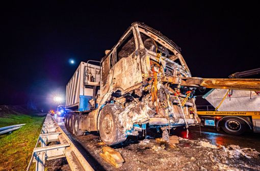 Das Führerhaus des Lkw war komplett ausgebrannt. Foto: 7aktuell.de/Alexander Hald