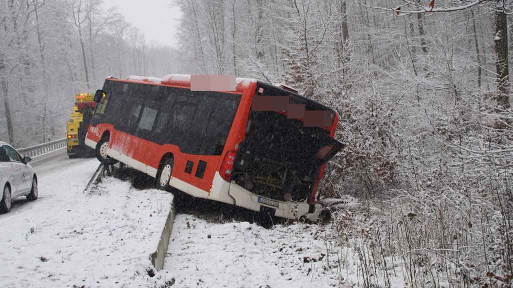 Auf schneeglatter Fahrbahn kommt die Busfahrerin von der Straße ab. Der Bus rutscht in die Leitplanke.