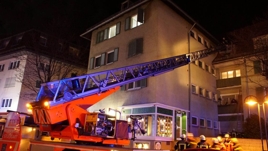 Feuer in Mehrfamilienhaus in Stuttgart-Wangen: Feuerwehr rettet Bewohner über Drehleitern