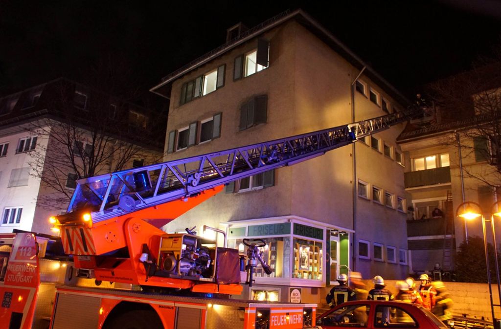 Die Feuerwehr kam den Bewohnern mit Drehleitern zur Hilfe. Foto: Andreas Rosar Fotoagentur-Stuttgart