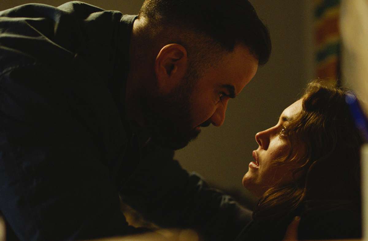 Carlos (José Barros) setzt Hanna (Valerie Stoll), die Freundin des verschwundenen Schülers unter Druck. Der Bodyguard ist sicher, dass sie mehr weiß.