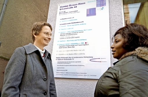 Doris Köhncke (links), die Leiterin des Stuttgarter Fraueninformationszentrums (FIZ), berät viele afrikanische Menschenhandelsopfer wie Victoria Olegbe. Foto: Schiermeyer