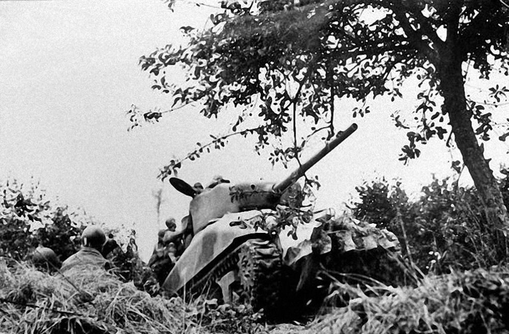 Ein Sherman-Panzer im Gefecht in Nordfrankreich.