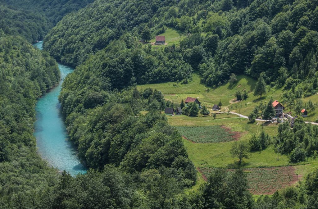 Die Tara ist der größte Fluss in Montenegro. Hier im Bild einige Bauernhäuser am Flussufer.