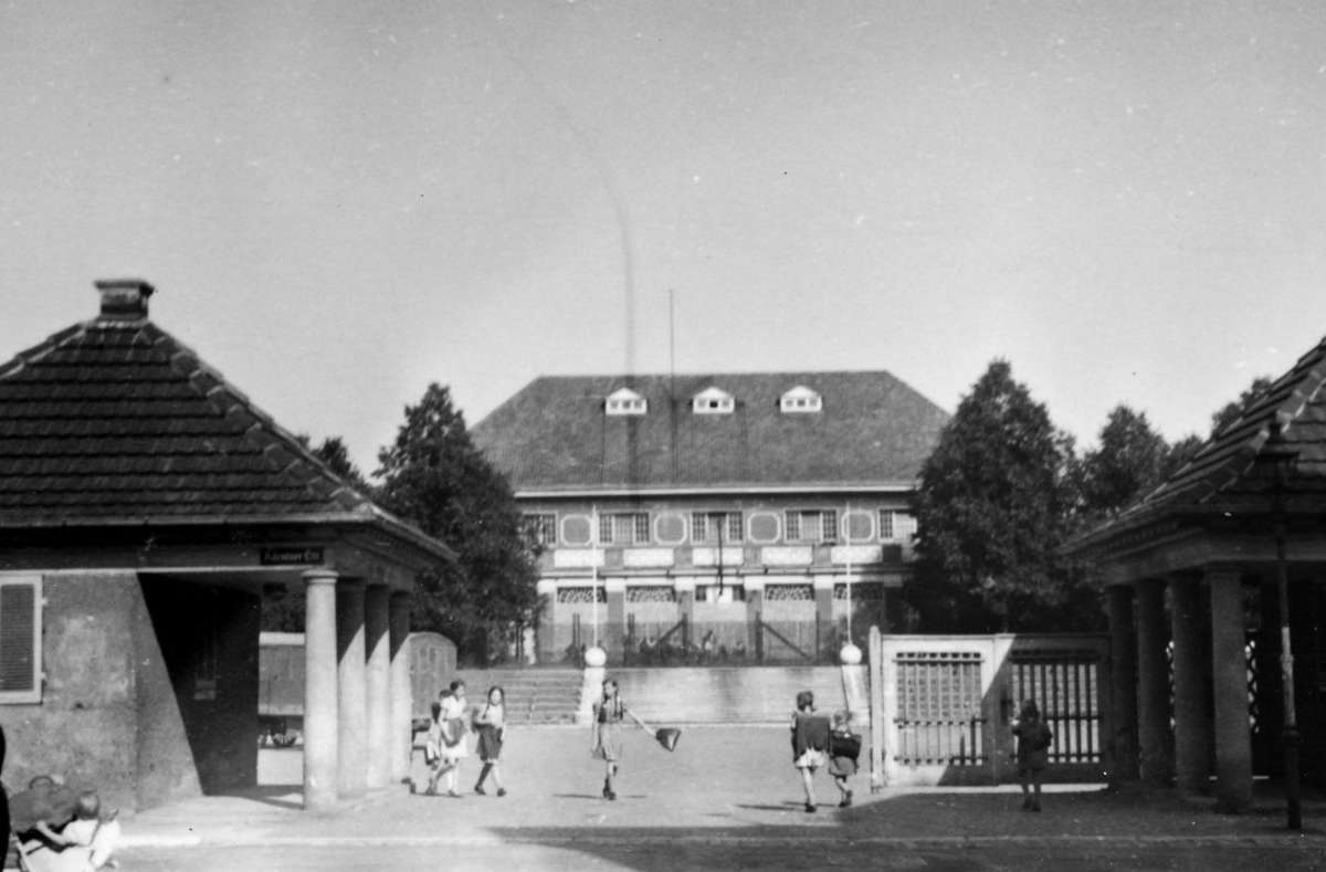 Die Turn- und Festhalle Feuerbach. Im Winter 1942 gab es wieder genügend Kohlen, um einen halbwegs regulären Schulbetrieb zu gewährleisten.