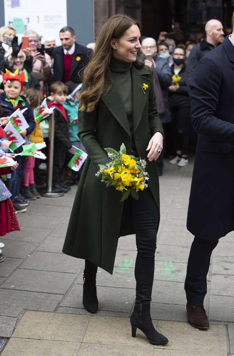 ... am Dienstag im walisischen Abergavenny trug, haben bereits ein langes Modeleben hinter sich: Die Herzogin trug sie 2011 zu ihrem allerersten royalen Termin – damals hieß sie noch Middleton.
