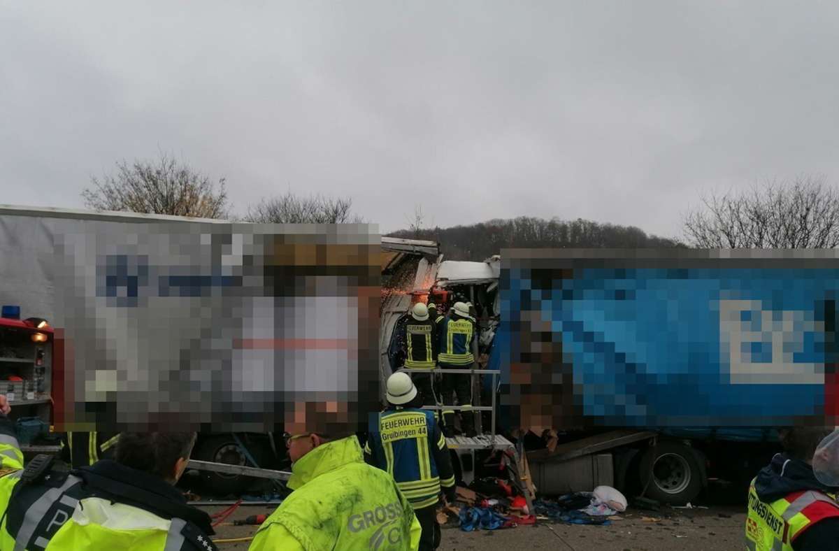 Bei dem Unfall auf der A8 bei Gruibingen ist ein Lkw-Fahrer ums Leben gekommen.