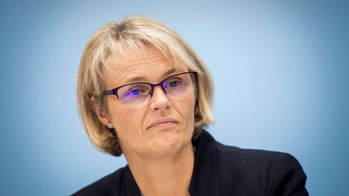  Forschungsministerin Anja Karliczek räumt erneut Fehler beim Vergabeverfahren der Batteriefabrik ein, aber die Opposition überzeugt das überhaupt nicht. 