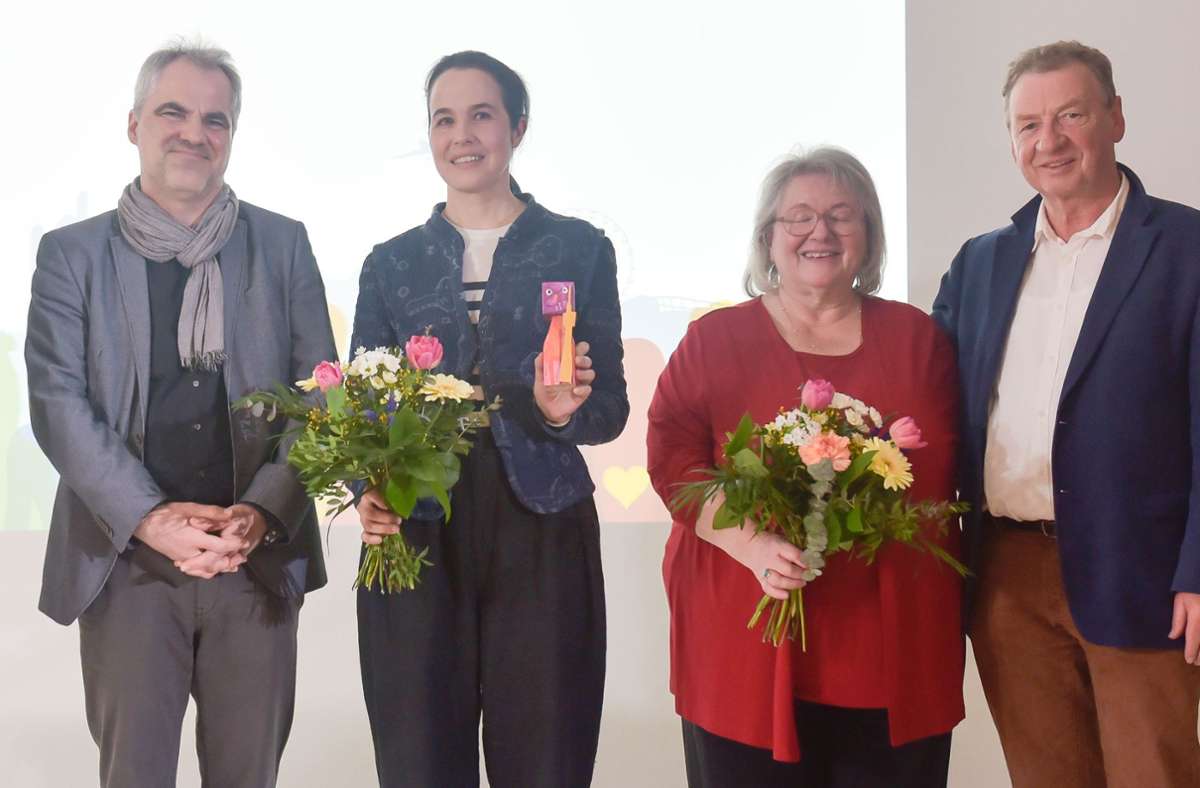 Stuttgarterin des Jahres: Luisa Händle (zweite von links) mit den Paten Gudrun D. und Karl-Heinz Greth. Links Laudator Klausjürgen Mauch (Bereichsleiter Jugendsozialarbeit bei der Evangelischen Gesellschaft).