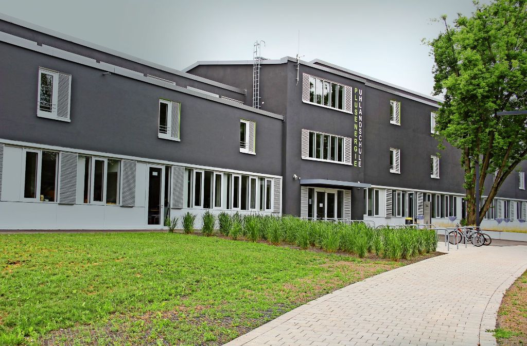 Vier Jahre lang wurde die Uhlandschule in Stuttgart-Rot für 20 Millionen Euro so saniert und umgebaut, dass sie seit Juli 2017 mehr Energie produziert, als sie verbraucht.
