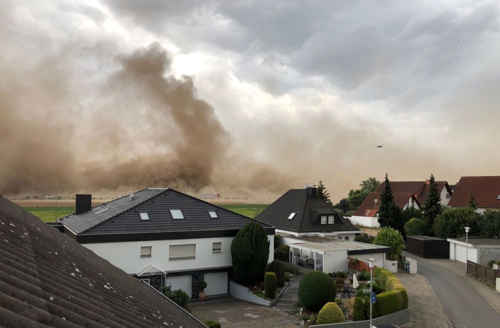 Im hessischen Weiterstadt-Gräfenhausen fegte ein Sandsturm über die Felder am Stadtrand.