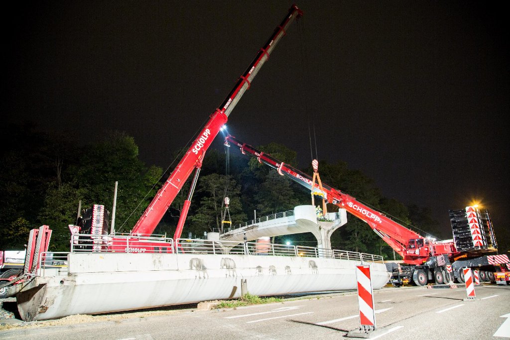In der Nacht zum Samstag ist am Rosensteintunnel die Brücke zur Wilhelma abgerissen worden.