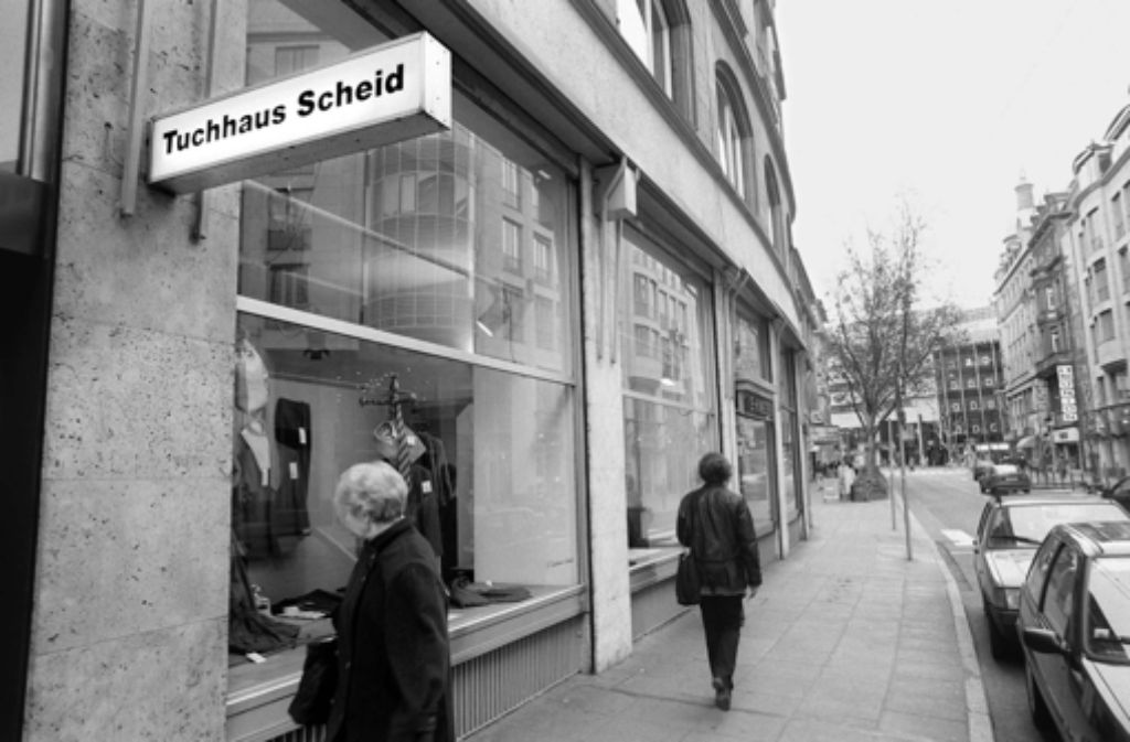 Tuchhaus Scheid: Hier gab es Stoffe und Schneiderartikel. Das Geschäft feierte 1996 sein 100-jähriges Jubiläum, Ende der 90er Jahre geschlossen.
