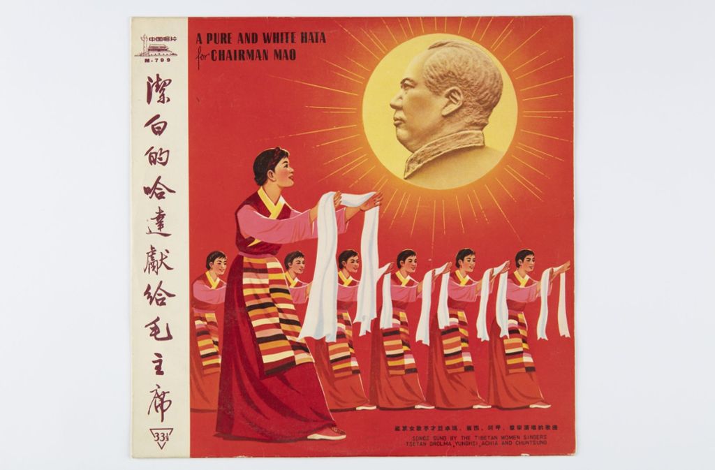 Als rote Sonne im Herzen der Chinesen verstand sich Mao Zedong, Vorsitzender der Kommunistischen Partei Chinas von 1943 bis 1976, wie dieses Schallplatten-Motiv zeigt. „A Pure and White Hata for Chairman Mao, Songs sung by the Tibetan Women Singers, Plattencover, um 1969.