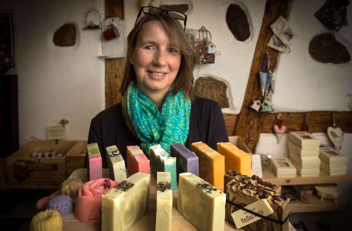 In der Stuttgarter Seifenmanufaktur entstehen in traditioneller Art exklusive, handgesiedete Seifen, Bade- und Hautpflegeprodukte aus rein pflanzlichen Ölen.
