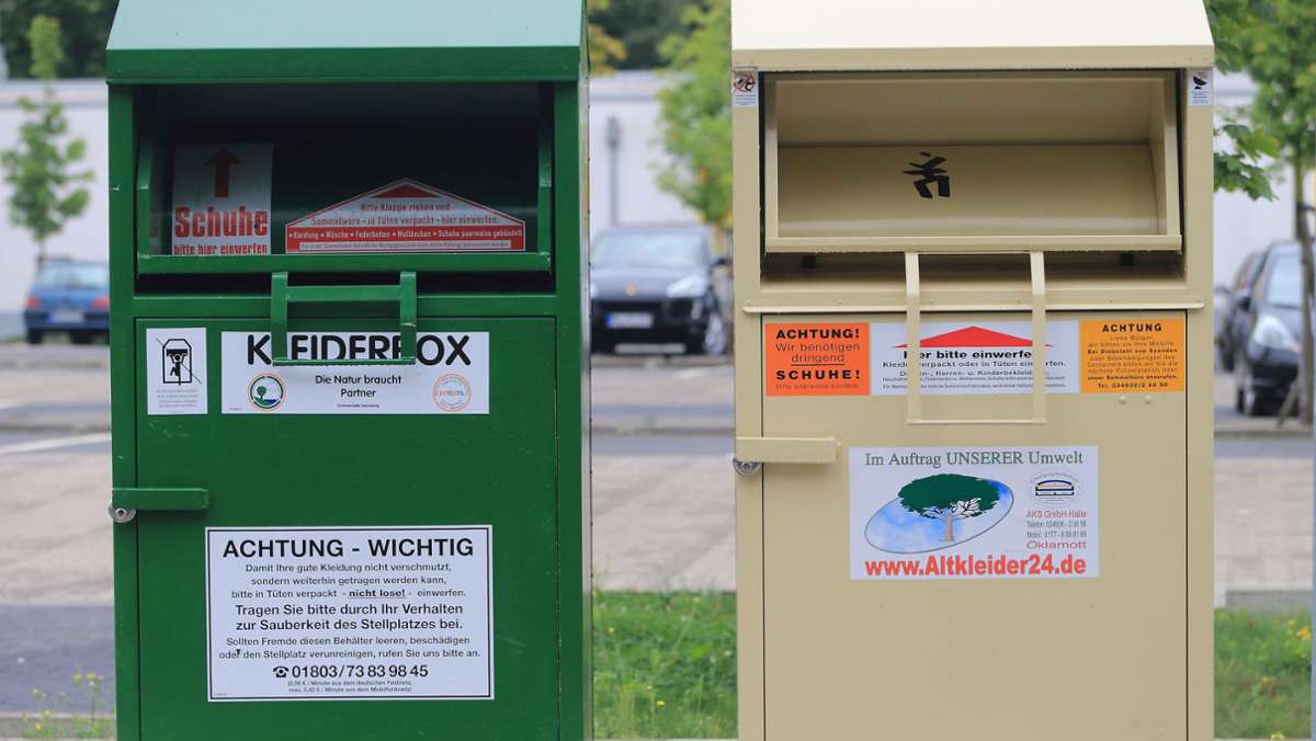 Feuerwehreinsatz in Karlsruhe: Mann steckt kopfüber in Altkleidercontainer fest