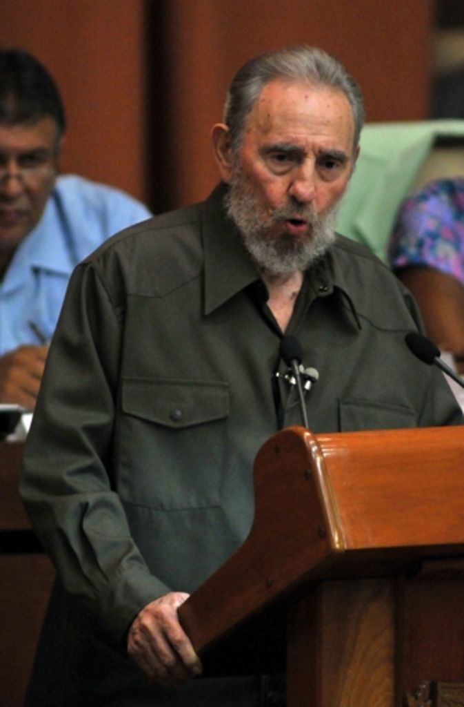 Letztlich litten beide Seiten unter dem Embargo. US-Präsident Obama sprach nun davon, dass die Sanktionen keinen Effekt gehabt hätten – stattdessen hätten sie das Leben der Kubaner erschwert. Zuletzt war das Thema Kuba für die USA ohnehin weniger wichtig geworden. Hier ist der frühere langjährige kubanische Präsident und Regierungschef Fidel Castro zu sehen, der seine Ämter im April 2011 krankheitsbedingt an seinen Bruder Raúl abgegeben hat. Schon ab 2006 hatte er seine Ämter schrittweise nicht mehr ausgeübt.