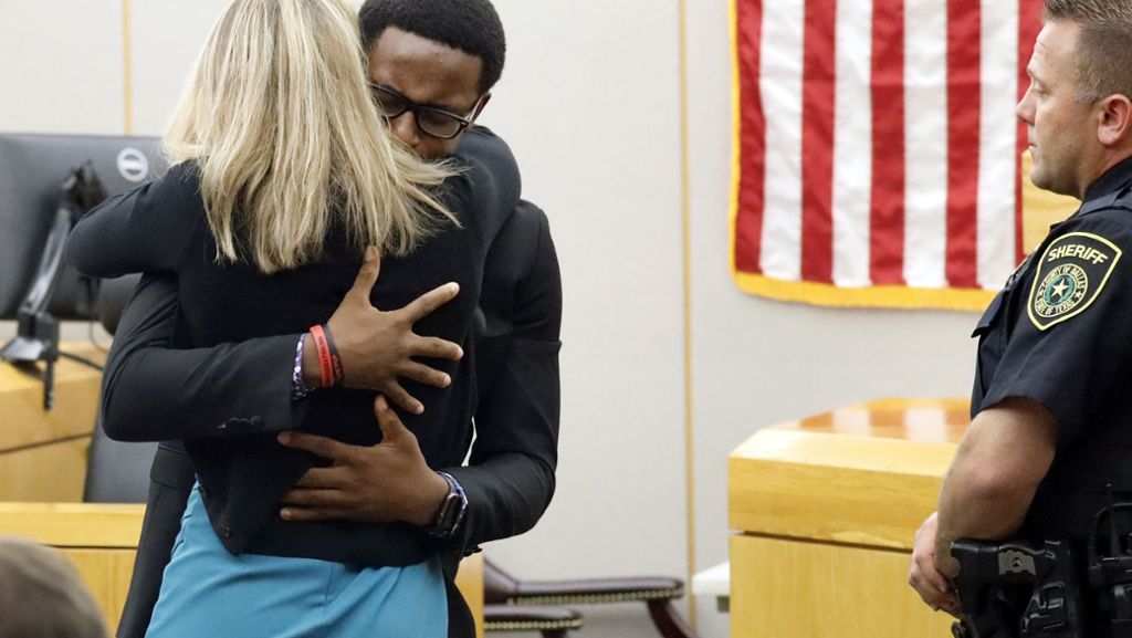 Rührende Szenen aus Dallas: Mann umarmt die Mörderin seines Bruders vor Gericht