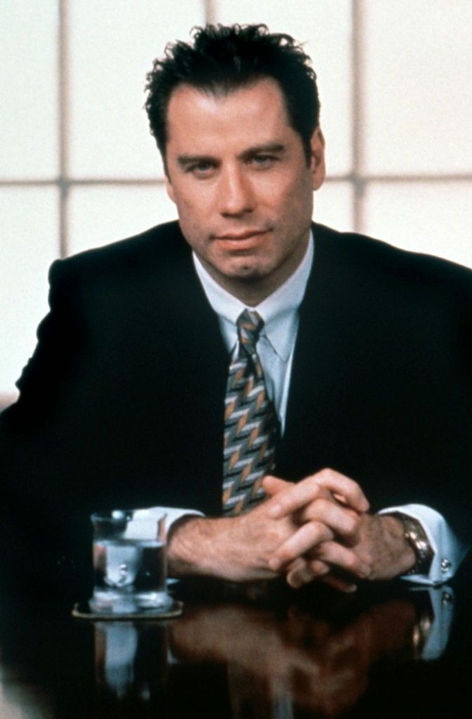 1999: Im Kinofilm „Zivilprozess“ verkörpert Travolta den auf Schadensersatzklagen spezialisierten Rechtsanwalt Jan Schlichtman. Ganz trendy hat er sich mit Haargel gestylt.