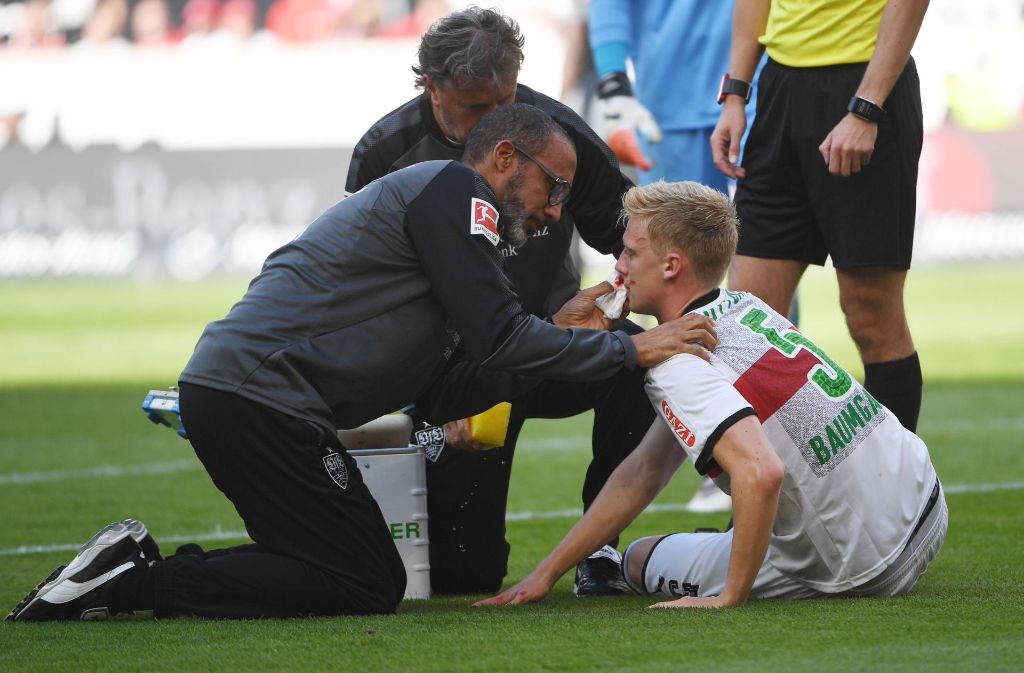 VfB-Spieler Timo Baumgartl musste zwischendurch behandelt werden.