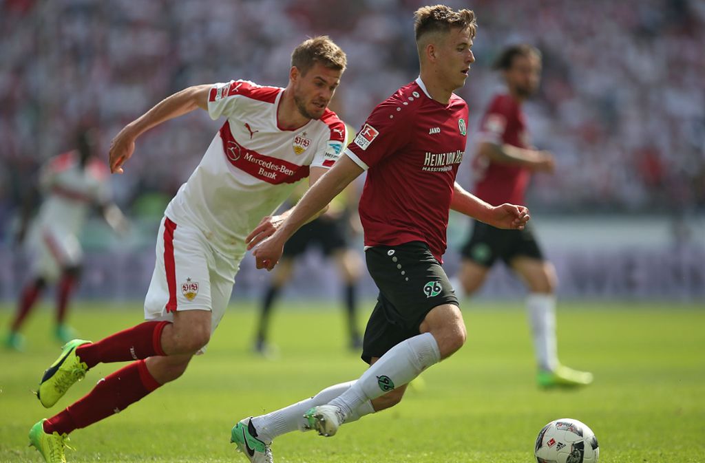 33. Spieltag: Der vorzeitige Aufstieg wird wegen einer erneuten Niederlage gegen Hannover (0:1) verpasst. Weil aber Bielefeld parallel Braunschweig mit 6:0 nach Hause schickt, ist der VfB so gut wie aufgestiegen.