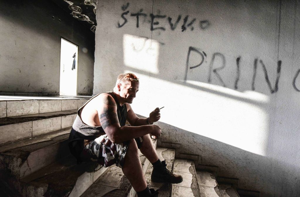 In Shadows: Ein Mann sitzt in der ehemaligen Rennbahn in Bratislava