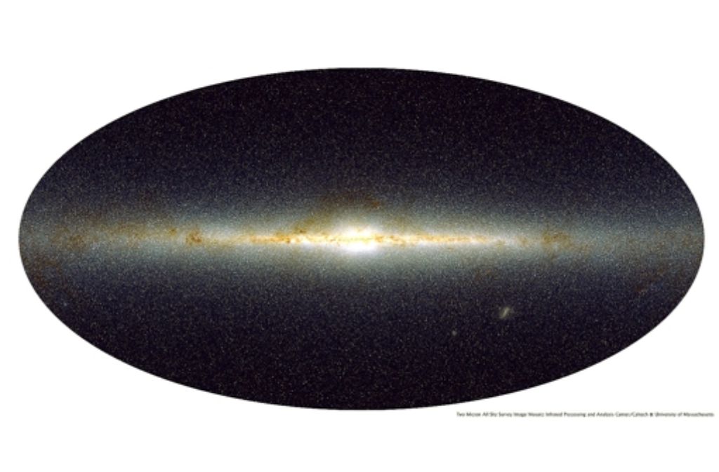 Auf diesem Bild ist besser erkennbar, wie Aufnahmen des Universums üblicherweise orientiert sind: Sie sind immer so gedreht, dass die Scheibe der Milchstraße waagerecht in der Mitte liegt. Da sich auch das Sonnensystem in dieser Scheibe befindet, erscheint sie fast als Strich. Der helle Fleck in der Mitte ist das hell leuchtende Zentrum der Galaxie.