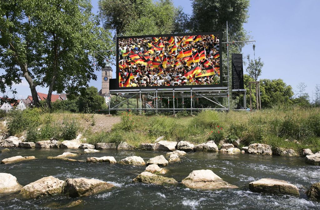 Während der Fußball WM gab es Public Viewing auf einer Neckar-Insel.