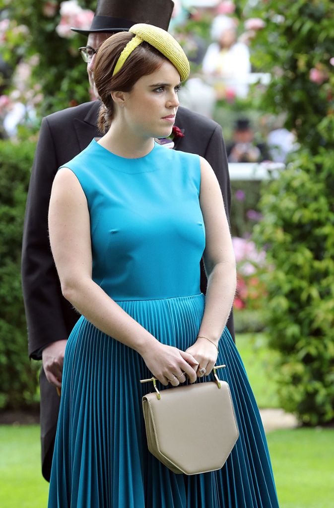 Prinzessin Eugenie trug ein ärmelloses petrolblaues Kleid von Calvin Klein mit plissiertem Rock.