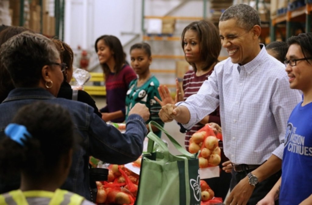 Zusammen mit seiner Familie packt Barack Obama Carepakete für Bedürftige.