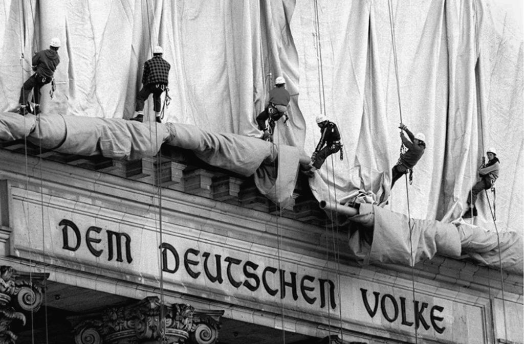 Eines der berühmtesten Werke Christos und Jeanne-Claudes war 1995 die Verhüllung des Berliner Reichstatgs.