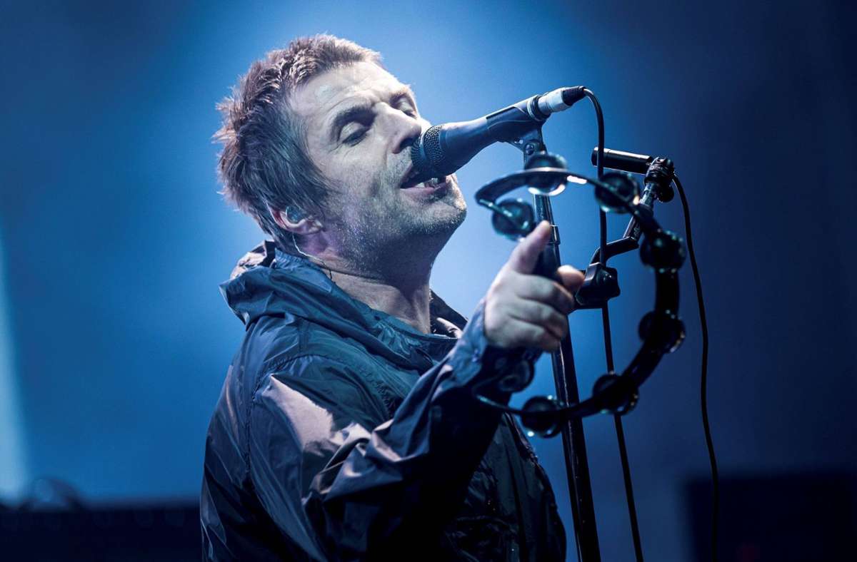 Liam Gallagher singt mit einer Begleitband seine Oasis-Hits.