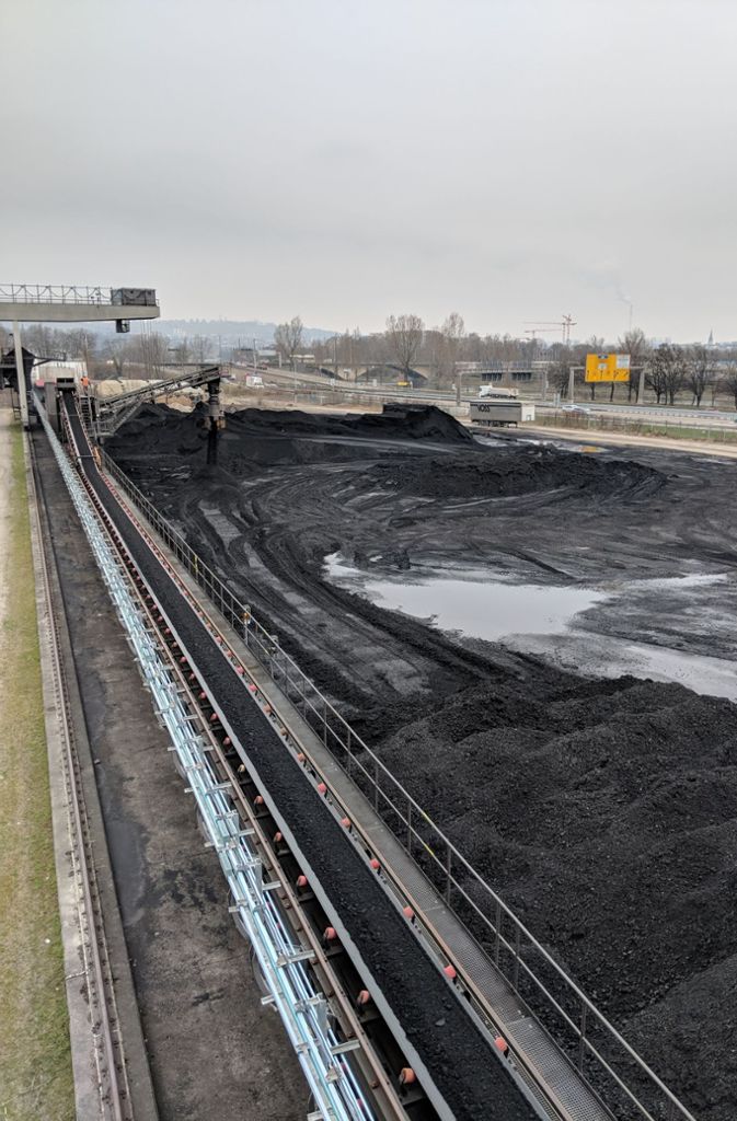 Die Steinkohle wird auf der schon weitgehend leeren Kohlehalde beim Kraftwerk zwischengelagert, bis sie verbrannt wird.