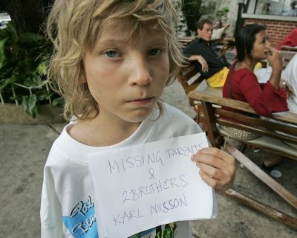 Ganze Familien reißt der Tsunami auseinander: Das Bild von Karl, einem siebenjährigen schwedischen Jungen, geht um die Welt - seine ganze Familie stirbt in den Fluten, er überlebt.