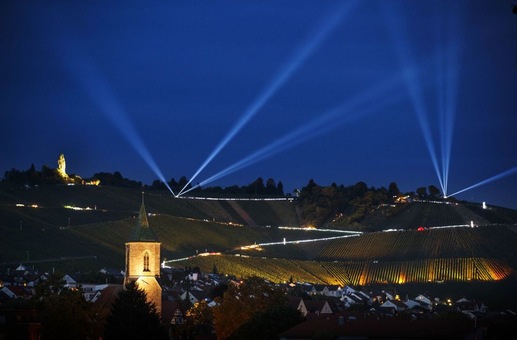 Über Weinstadt-Beutelsbach leuchtet der Berg.