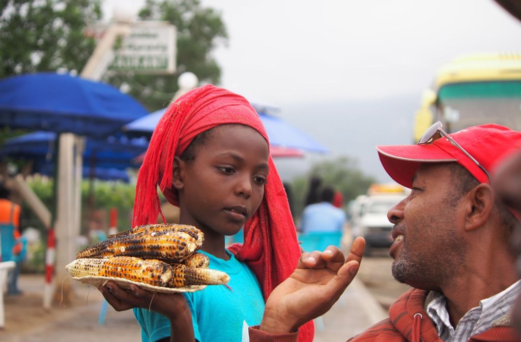 Auf der Straße von Asmara nach Massawa: Maisverkäuferin