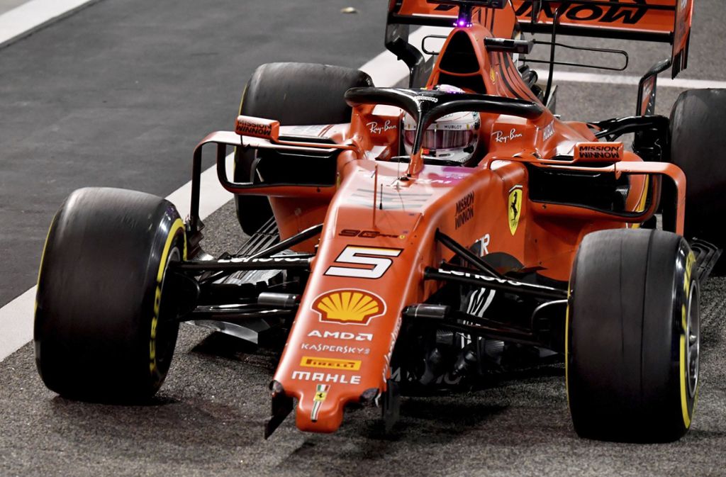 Das Blatt „Marca“ aus Spanien thematisiert die Schwächen von Sebastian Vettel (Foto), der sich im Duell mit Lewis Hamilton einen Dreher geleistet hatte: „Hamilton siegt beim Ferrari-Debakel. Das Rennen wurde für Sebastian Vettel zum Kreuzweg, er hatte den Sieg in der Hand, doch es sollte nicht sein. Es kann wieder mal eine lange Saison für den Deutschen werden.“