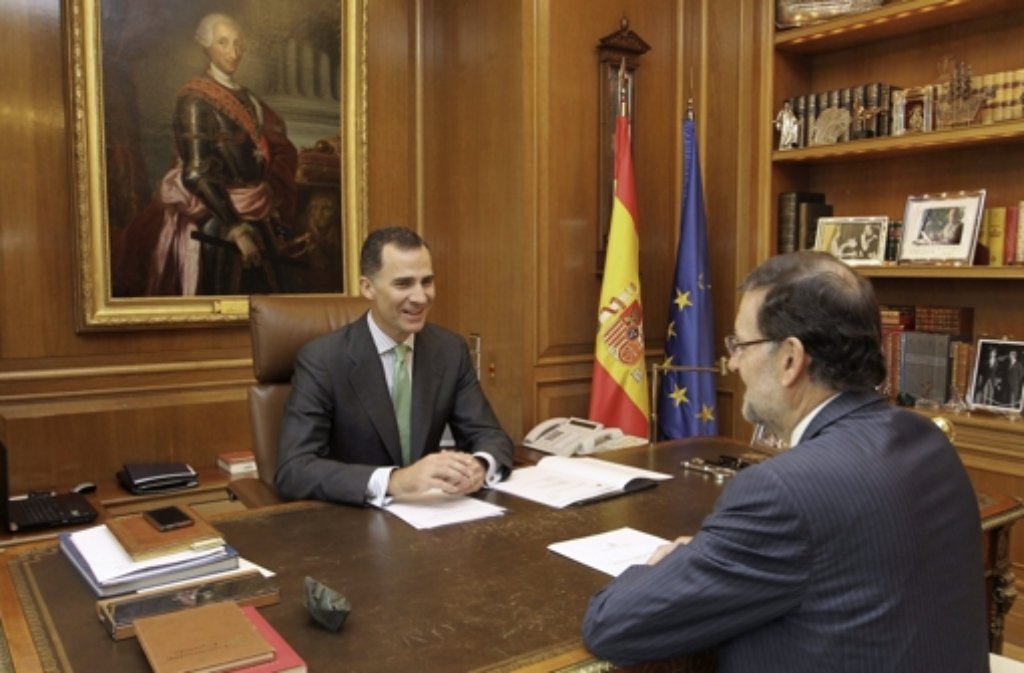 König Felipe VI. im Gespräch mit Ministerpräsident Mariano Rajoy.