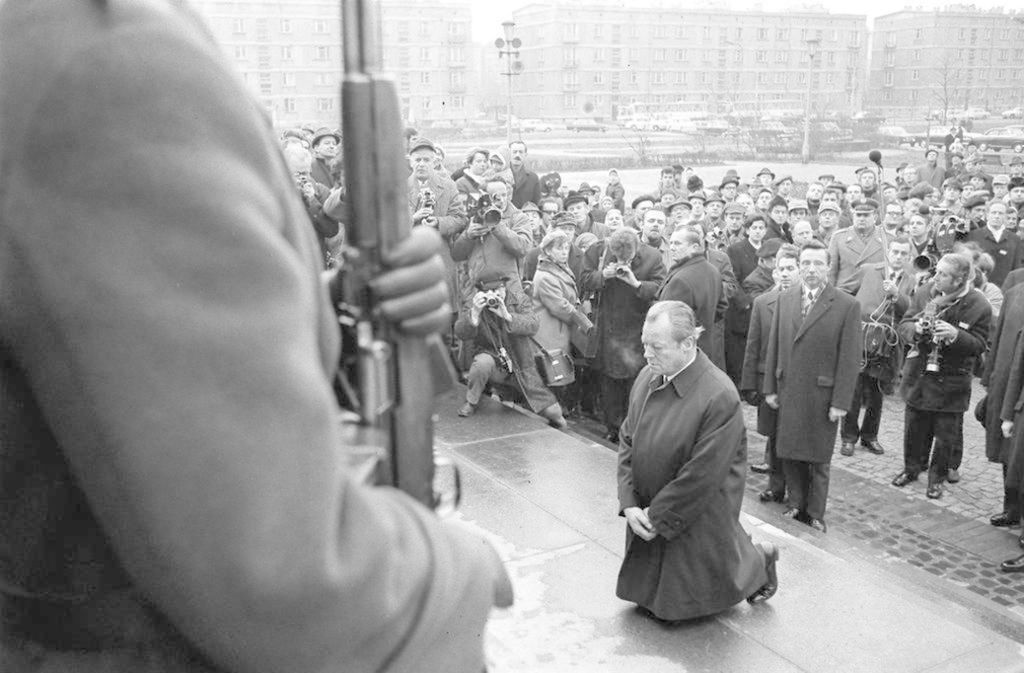Ein Bild, das in die Geschichte einging: Willy Brandt kniet vor dem Ehrenmal in Warschau, das an die Toten des Ghettos erinnert.