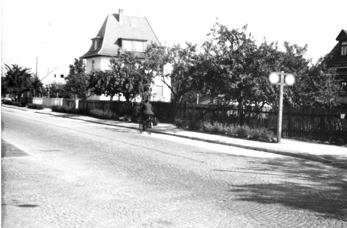 1942 ist auf der Vaihinger Hauptstraße noch Platz für einen baulich von Fußgängern und Autos getrennten Radweg. Wie es in dieser Straße 1942 noch aussah, zeigt die Bildergalerie.