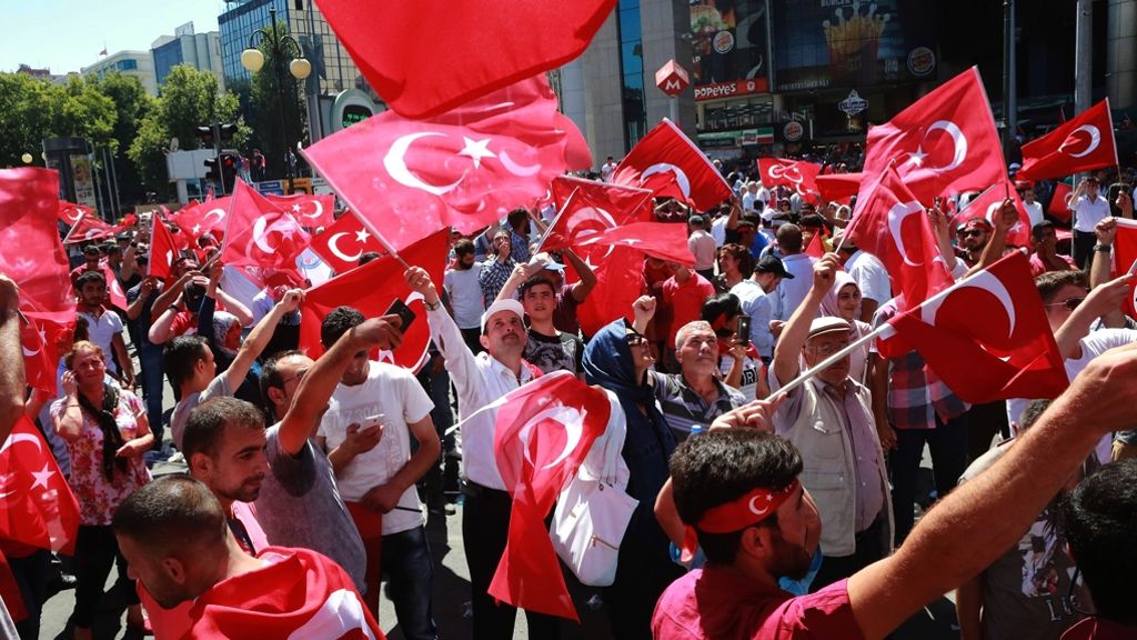 Putschversuch in der Türkei: Erdogan kündigt Säuberungen im Militär an