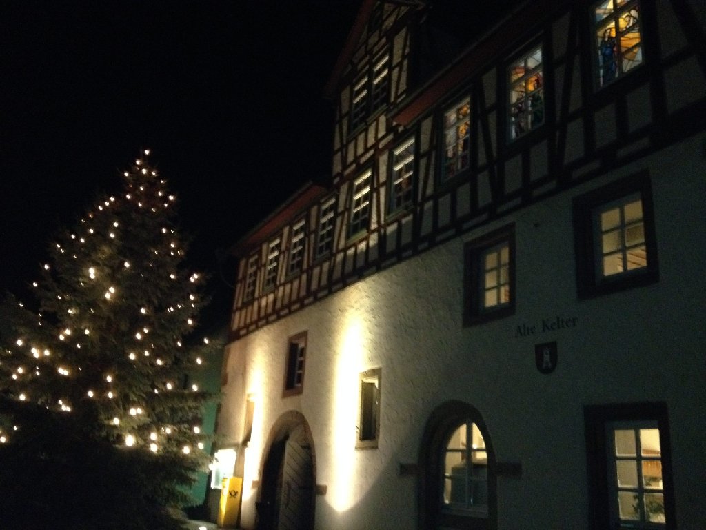 Friedlich leuchtet der Weihnachtsbaum vor der Alten Kelter.