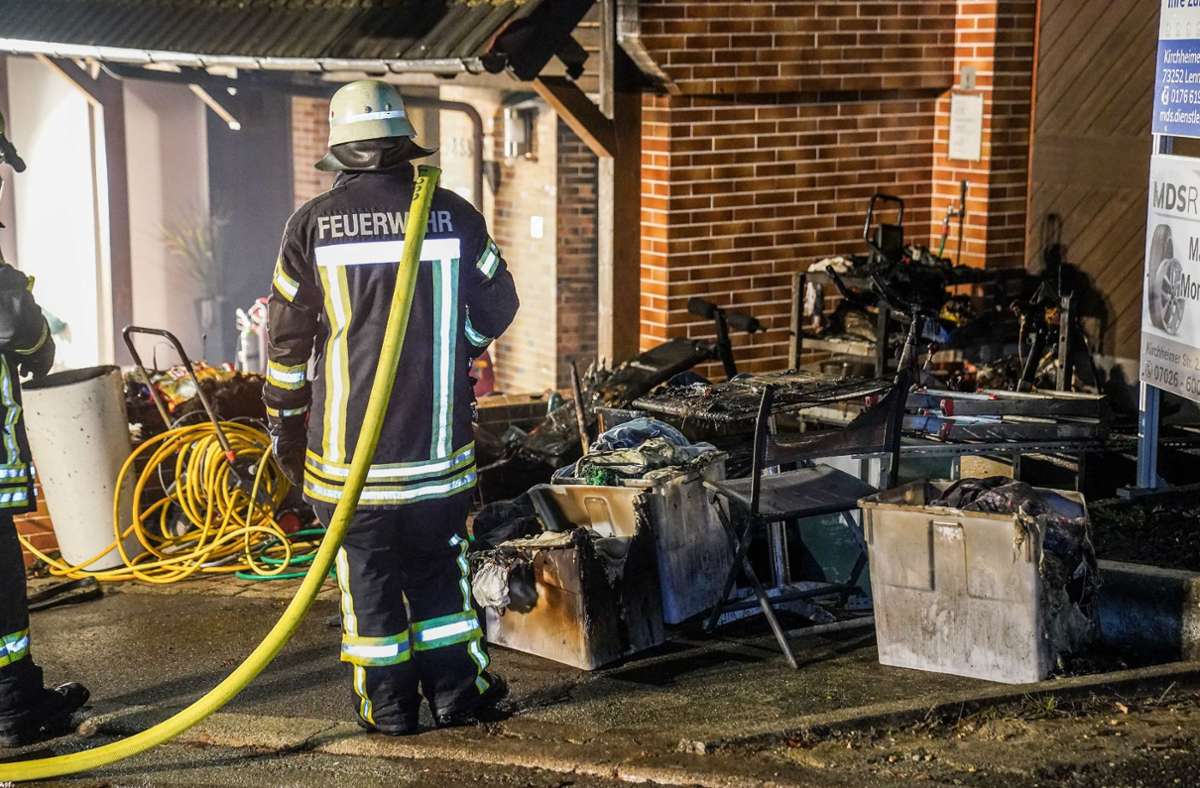 Der Brand ist in einer Garage im Lenninger Ortsteil Brucken ausgebrochen.