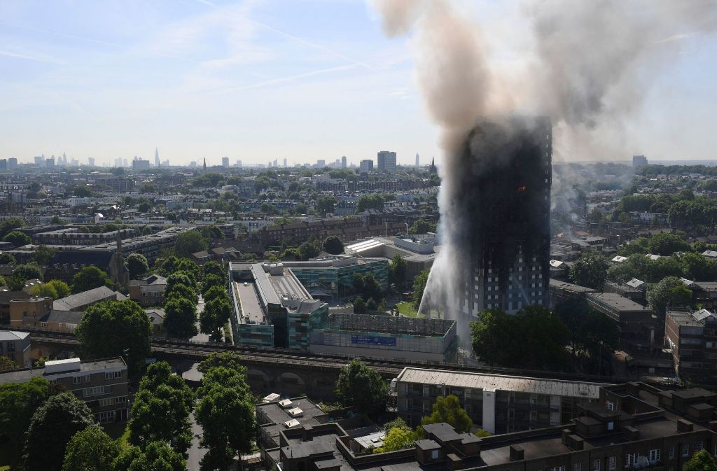 Seit dem frühen Mittwochmorgen brennt in London ein Hochhaus.