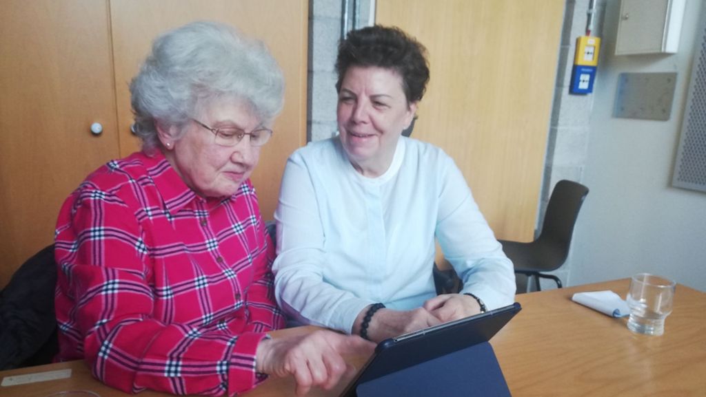  Die 85-Jährige Hanna Funk aus Stuttgart macht sich fit im Umgang mit dem Tablet und einer Seniorenapp. Sie wird dabei von einer jüngeren Seniorin unterstützt. 