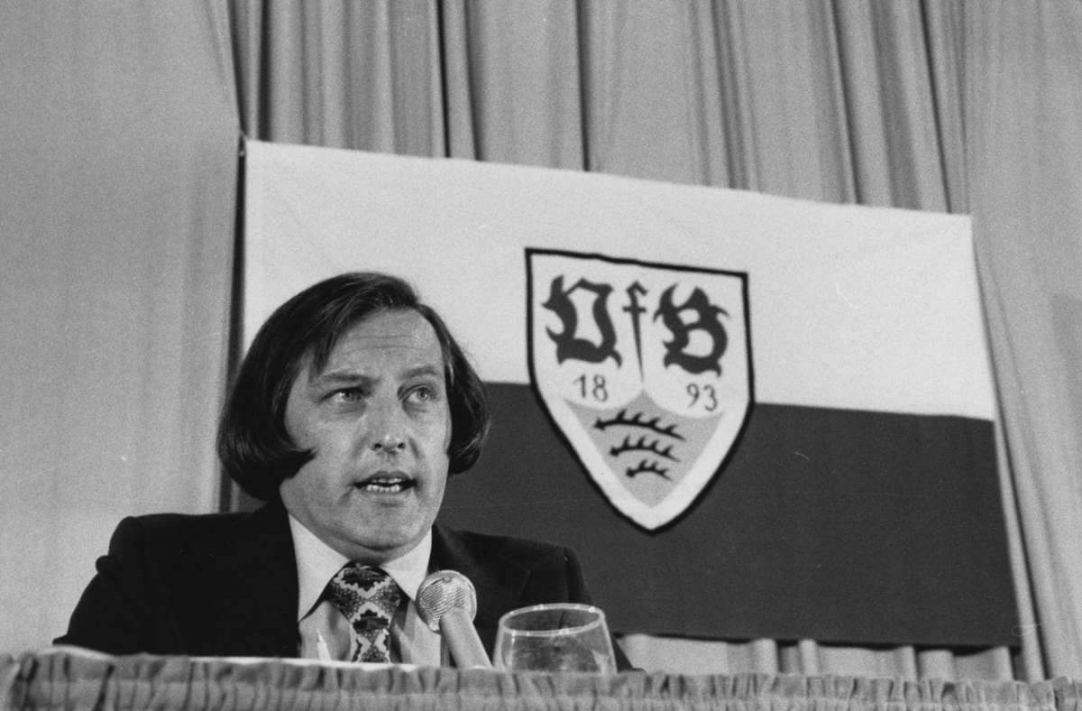 1975 übernimmt das damalige Vorstandsmitglied des Württembergischen Fußballverbandes den kriselnden Bundesliga-Club VfB Stuttgart – und steigt kurze Zeit später ab.