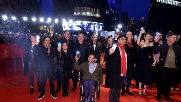 Berlinale-Eröffnung: Filmschaffende protestieren für Demokratie