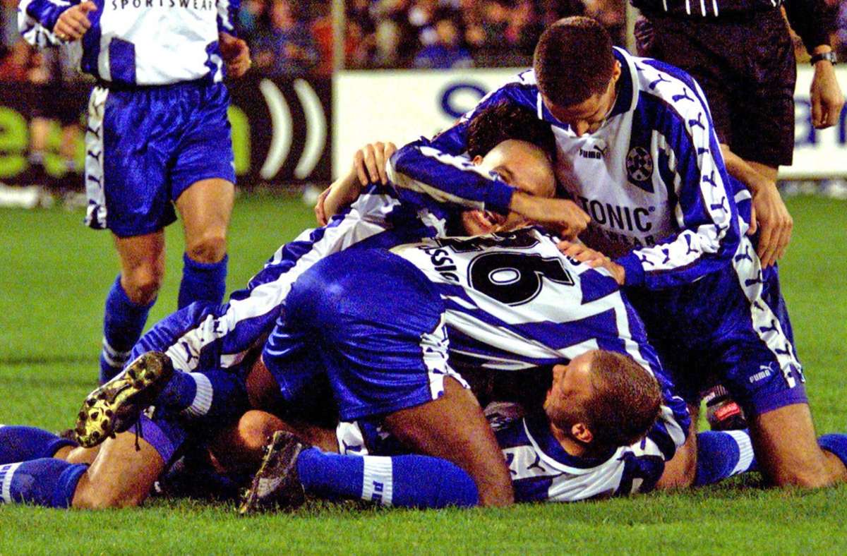 12. Oktober 1999 In der dritten Runde herrscht Ausgelassenheit unterm Fernsehturm – die Kickers werfen in der dritten Runde Borussia Dortmund aus dem Pokal, den Champions-League-Sieger von 1997.