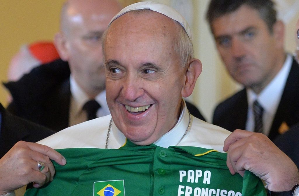 Sportfan: Franziskus am 25. Juli 2013 mit einem Trikot der Olympischen Spiele in Rio de Janeiro.